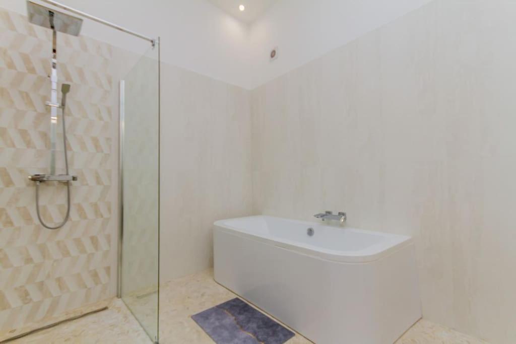 The Opulent Oasis By Newave Apartments บูดาเปสต์ ภายนอก รูปภาพ