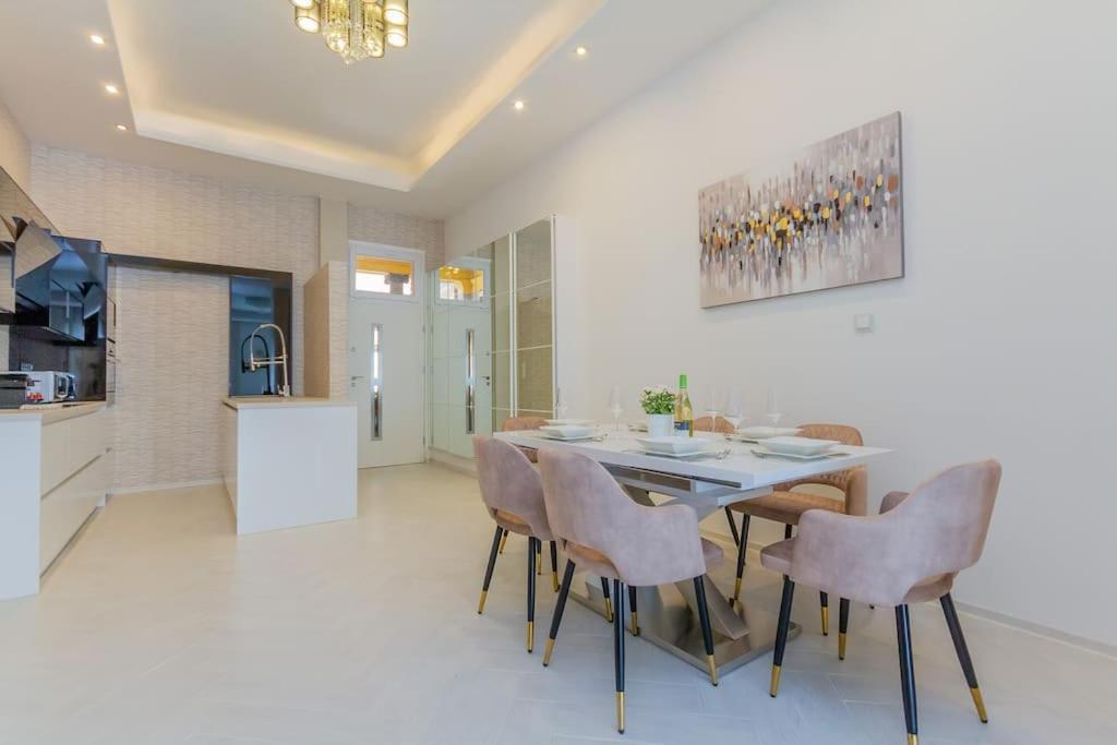 The Opulent Oasis By Newave Apartments บูดาเปสต์ ภายนอก รูปภาพ