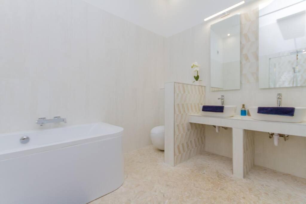 The Opulent Oasis By Newave Apartments บูดาเปสต์ ภายนอก รูปภาพ