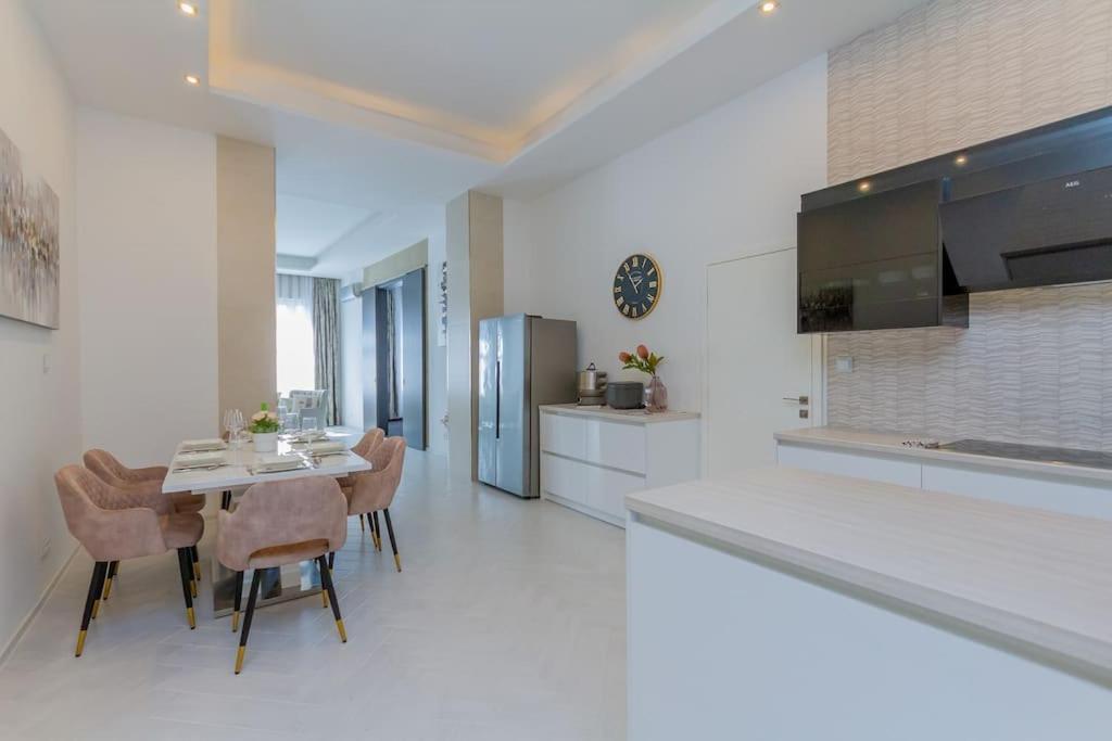 The Opulent Oasis By Newave Apartments บูดาเปสต์ ภายนอก รูปภาพ
