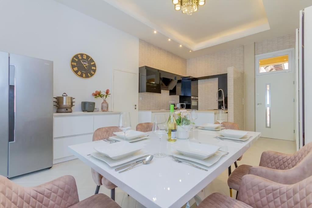 The Opulent Oasis By Newave Apartments บูดาเปสต์ ภายนอก รูปภาพ