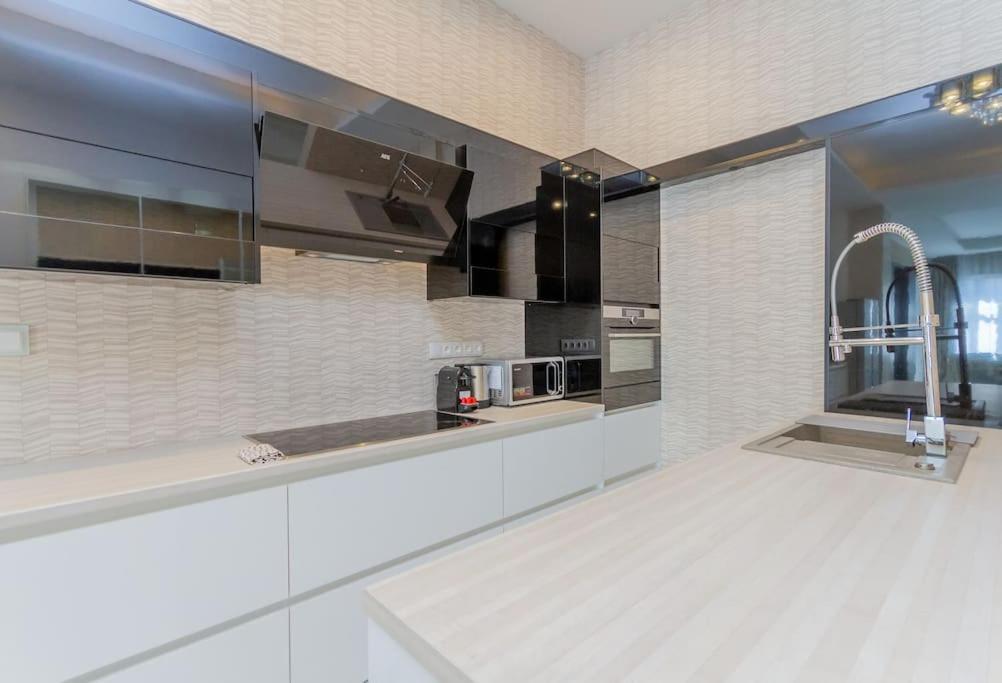 The Opulent Oasis By Newave Apartments บูดาเปสต์ ภายนอก รูปภาพ