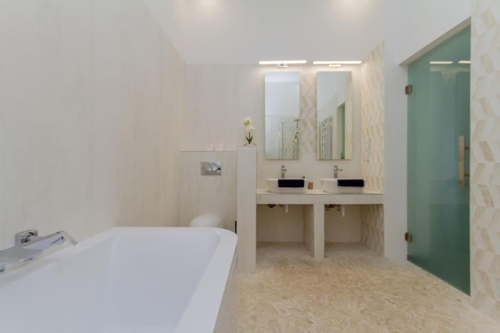 The Opulent Oasis By Newave Apartments บูดาเปสต์ ภายนอก รูปภาพ